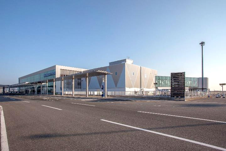 徳島の空の玄関口、徳島空港ターミナルビル(写真)