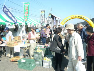 大勢の人でにぎわう